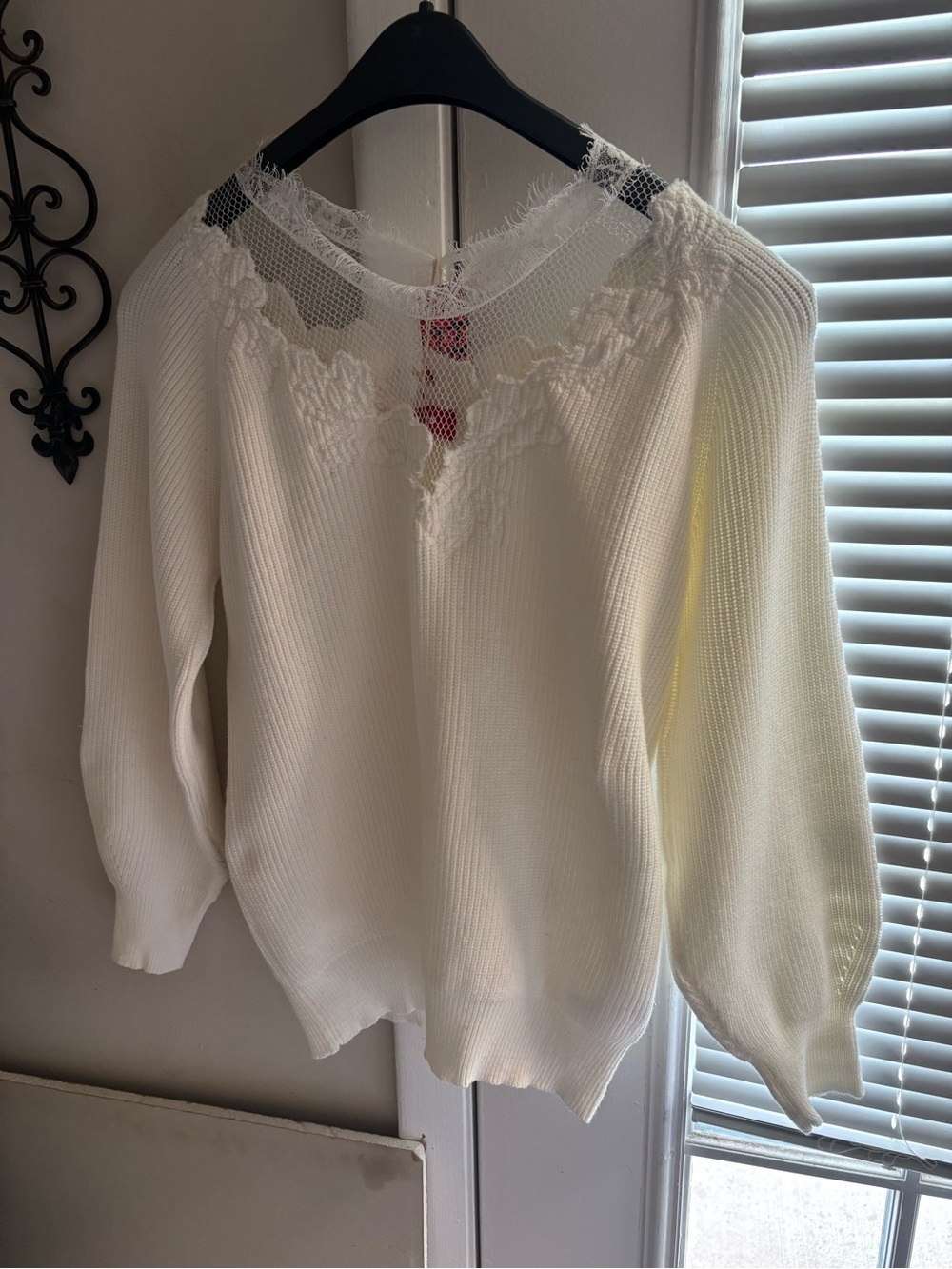 Net.153 NWT S/M White, Long-Sleeved Sweater with A Lacy Neck Piece